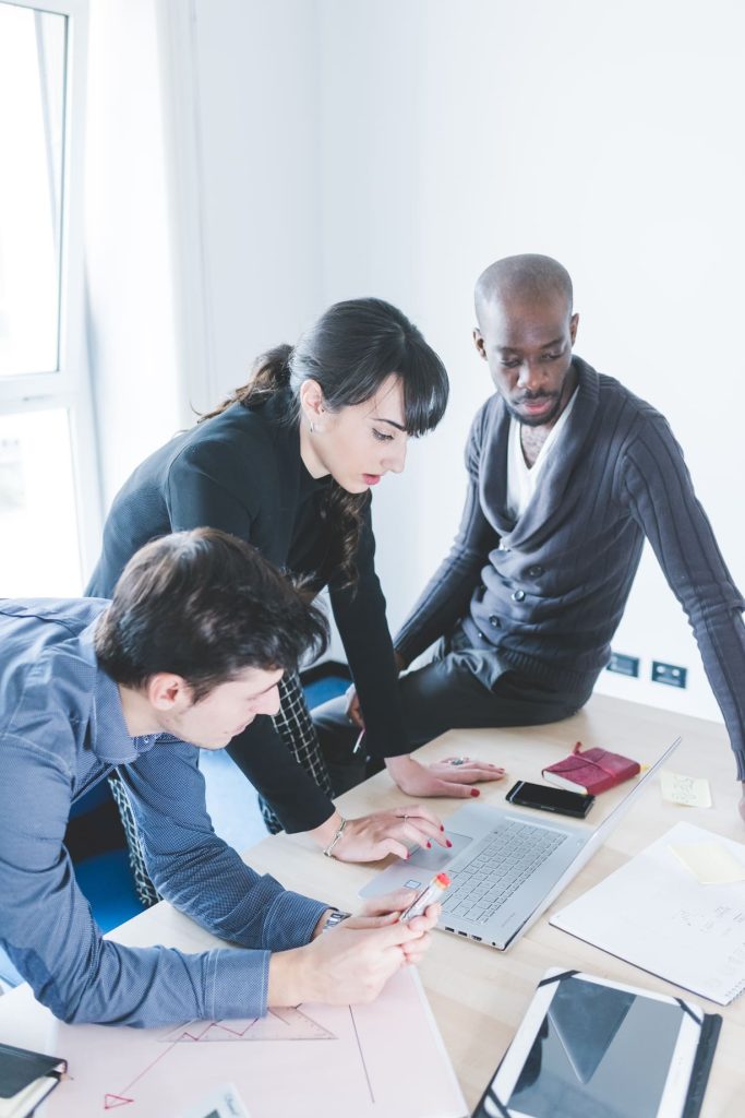 Profesionales teniendo una reunión de negocios